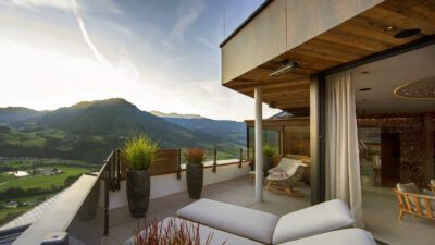 The view from the sun terrace of the Aktivhotel Alpendorf of the surrounding Salzburg mountains is magnificent.© Oczlon