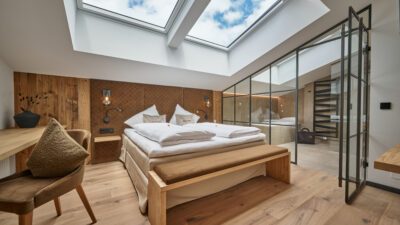 The rooms at the Aktivhotel Alpendorf are bright and furnished with lots of wood.© Oczlon