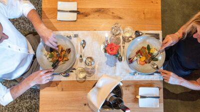 Enjoy your meal at the Hotel Wöscherhof in the breathtaking Zillertal. The right wine is also a must with fish!© Rotwild