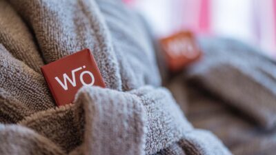 At the Hotel Wöscherhof you will always find small gifts such as chocolate with the hotel logo.© Rotwild