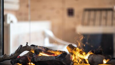 Can you hear the crackling of the burning wood? We can. At the Hotel Wöscherhof in beautiful Tyrol!© Rotwild