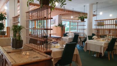 The modern yet traditional dining room at the Wanderhotel Unterpichl invites you to enjoy a cosy dinner.© Natur pur Hotel Unterpichl