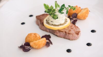 Whether South Tyrolean cuisine, steaks and burgers in the Ultental Valley restaurant - the Unterpichl hiking hotel can prepare it all!© Hotel Unterpichl