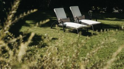 After your hike in Fiss with a child, you can relax in the garden of the Chesa Monte while your child plays.© Chesa Monte