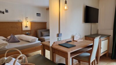 The Unterpichl hiking hotel guarantees bright rooms with balconies and views of the Ulten mountains.© Natur pur Hotel Unterpichl