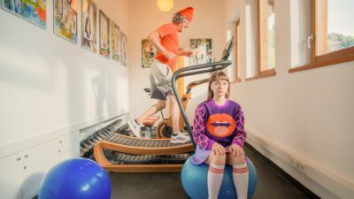 Wanderhotel Glemmtalerhof in Saalbach-Hinterglemm shows its sporty and extravagant side: casually on the treadmill.© Aberjung Foto