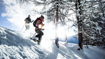 The Tyrolean Wanderhotel Leutascherhof offers guided snowshoe hikes.© Region Seefeld