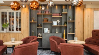 Lobby with reading corner: As a hotel near Seefeld, the Biohotel Leutascherhof leaves nothing to be desired.© David Johannssson