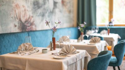 Shades of blue and white make the restaurant at the Biohotel Leutascherhof hiking hotel in Seefeld a real eye-catcher.© David Johannssson