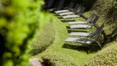 Let your soul unwind: after hiking in Kitzbühel, relax in the garden of the Wanderhotel Sonnalp.© Hotel Sonnalp