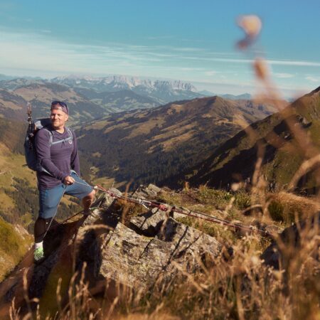 Hiking concierge Stefan from the Wanderhotel shows the most beautiful hikes in Kirchberg, Tyrol.© Hotel Sonnalp Hiking concierge Stefan from the Wanderhotel shows the most beautiful hikes in Kirchberg, Tyrol.© Hotel Sonnalp