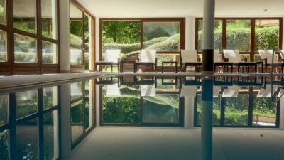 Wellness in Tyrol: unwind in the indoor pool of the Wanderhotel Sonnalp.© Hotel Sonnalp