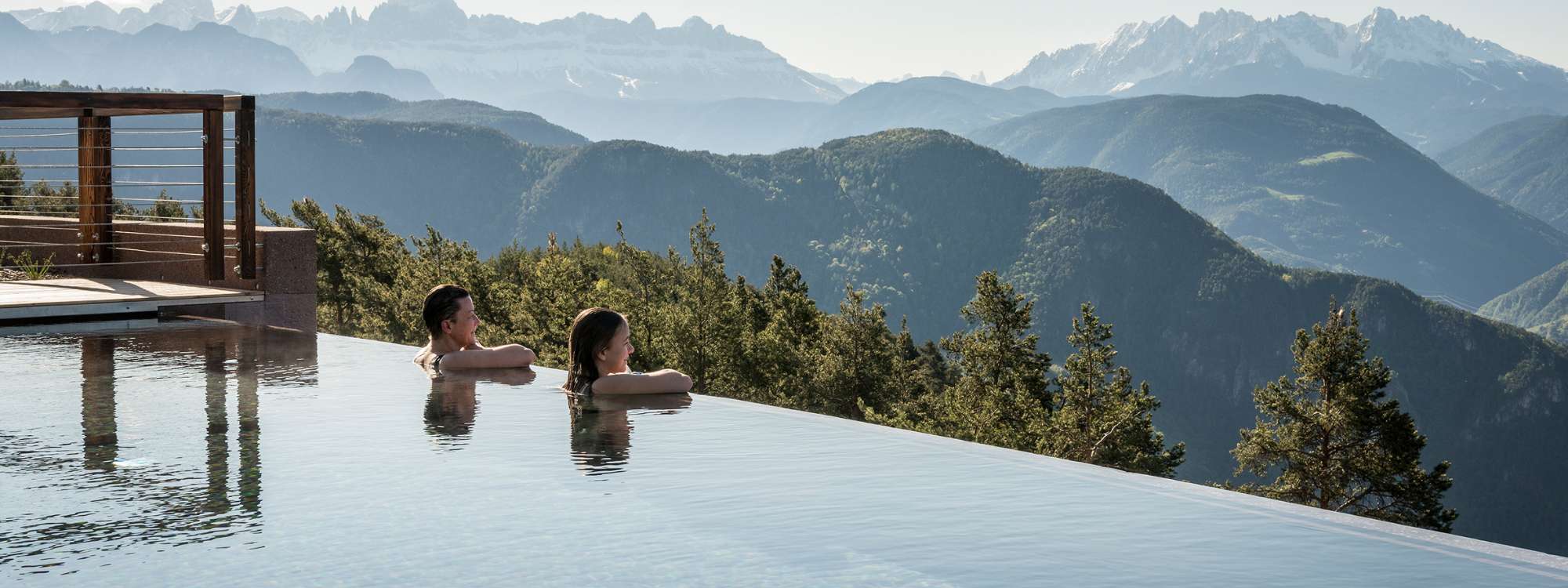 Dalla cima della montagna alla piscina