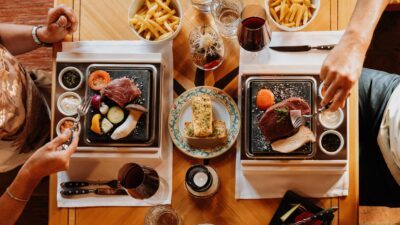 Che vogliate mangiare un hamburger o una bistecca nel Vorarlberg, l'hotel per escursionisti Jägeralpe può fare entrambe le cose.© Lisa Immler Photography