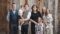 La famiglia Steiner vizia i suoi ospiti durante la loro vacanza in Alto Adige.© Kottersteger