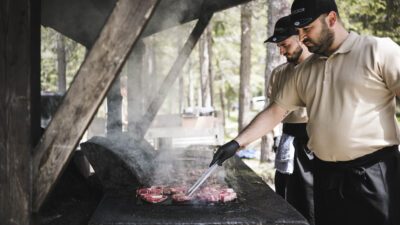 L'Excelsior Dolomites Life Resort, hotel per escursioni e benessere in Alto Adige, offre barbecue.© Hannes Niederkofler