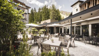 Rilassatevi sulla terrazza solarium con un cappuccino durante la vostra vacanza all'Excelsior Dolomites Life Resort.