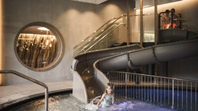 Le vacanze benessere con bambini in Alto Adige funzionano a meraviglia nella Dolomites Family Spa dell'Excelsior Dolomites Life Resort.© Hannes Niederkofler