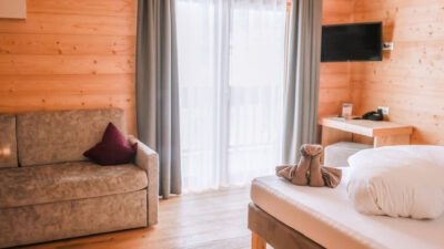 Le camere con balcone e vista sulle montagne innevate dell'hotel per escursionisti Aktivhotel Panorama sono un sogno.© Cam Poetry