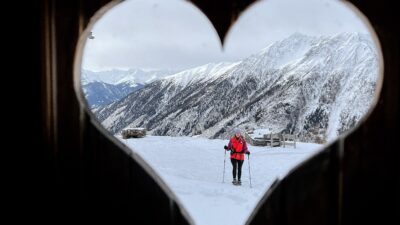 Escursioni con le racchette da neve vicino al Großglockner e negli Alti Tauri - l'hotel escursionistico Taurerwirt è l'ideale.© Cam Poetry