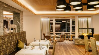 Il Wanderhotel Taurerwirt nel Tirolo Orientale prepara anche piatti internazionali, bistecche e hamburger.© Cam Poetry