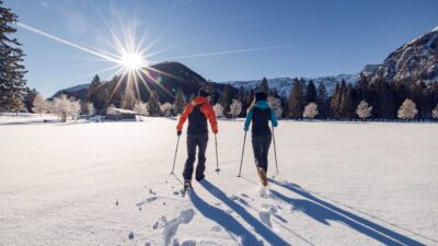 Escursioni con le racchette da neve e sci alpinismo sul lago Achensee. All'hotel escursionistico Kristall sarete consigliati e attrezzati.© TVB Achensee