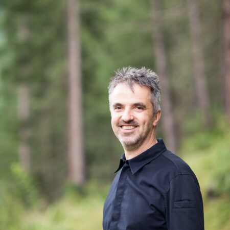 L'hotel Tonzhaus, con la sua guida escursionistica certificata Andreas, offre escursioni guidate in Val Senales, ad esempio al sito di ritrovamento di Ötzi nelle Alpi Venoste.© Andergassen L'hotel Tonzhaus, con la sua guida escursionistica certificata Andreas, offre escursioni guidate in Val Senales, ad esempio al sito di ritrovamento di Ötzi nelle Alpi Venoste.© Andergassen