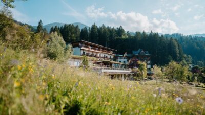 L'hotel biologico ed escursionistico Daberer è circondato dal verde e da un affascinante paesaggio montano.© der daberer. das biohotel