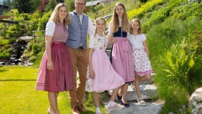 La famiglia Höflehner è la tua ospite al Natur- und Wellnesshotel Höflehner, il tuo hotel per escursioni in Stiria.© Harald Steiner Fotografie