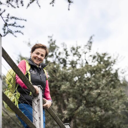 Hildegard è una concierge escursionistica dell'Hotel Zirmerhof vicino a Merano. Accompagna gli ospiti a fare escursioni nei dintorni di Merano.© Hotel Zirmerhof Hildegard è una concierge escursionistica dell'Hotel Zirmerhof vicino a Merano. Accompagna gli ospiti a fare escursioni nei dintorni di Merano.© Hotel Zirmerhof