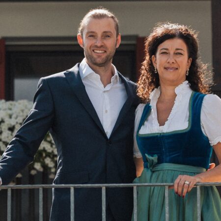 Hiltrud e Patrick sono i padroni di casa dell'hotel benessere vicino a Merano. Organizzano anche escursioni guidate nel Dorf Tirol, vicino a Merano.© Upscale Hiltrud e Patrick sono i padroni di casa dell'hotel benessere vicino a Merano. Organizzano anche escursioni guidate nel Dorf Tirol, vicino a Merano.© Upscale