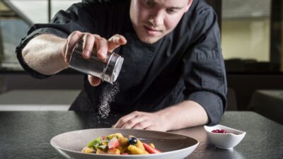 Lo chef condisce il cibo ©Hannes Niederkofler