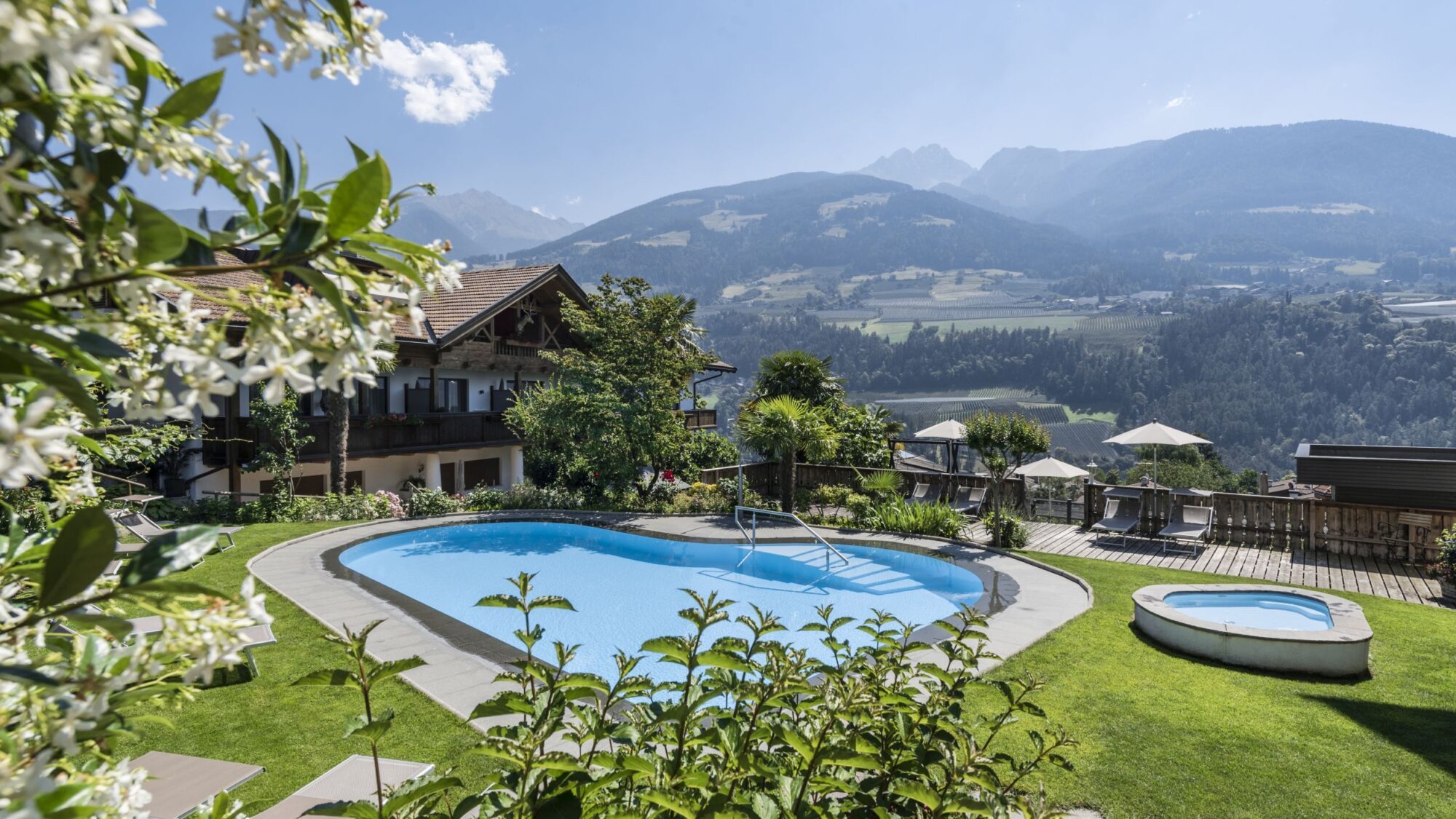 Vista piscina all'Hotel Zirmerhof ©Hannes Niederkofler Vista piscina all'Hotel Zirmerhof ©Hannes Niederkofler