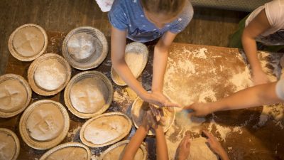 Naturel Hoteldorf Schönleitn Brotbacken