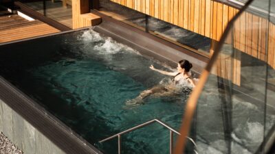 Nel wellness hotel in Tirolo – il Nature Hotel Outside a Matrei, nel Tirolo Orientale – ci si lascia trasportare senza peso nell’acqua della piscina.© Naturhotel Outside