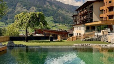 La nuova piscina all’aperto del Nature Hotel Outside garantisce escursioni e benessere su misura in Austria.© Naturhotel Outside