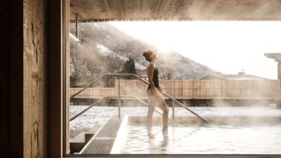 La piscina all'aperto dell'hotel escursionistico Naturhotel Outside è rinfrescante durante la vostra vacanza benessere in Tirolo.© Dragan Dok