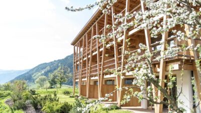 Il Tauber's Bio Vitalhotel è un hotel per escursionisti in Alto Adige con un'elegante facciata in legno.© Tauber's Bio Vitalhotel