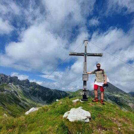 Alexander gestisce l'hotel per sciatori ed escursionisti Steffner-Wallner insieme ai suoi genitori. Organizza anche escursioni guidate nel Salisburghese.© Ski- und Wanderhotel Steffner-Wallner Alexander gestisce l'hotel per sciatori ed escursionisti Steffner-Wallner insieme ai suoi genitori. Organizza anche escursioni guidate nel Salisburghese.© Ski- und Wanderhotel Steffner-Wallner