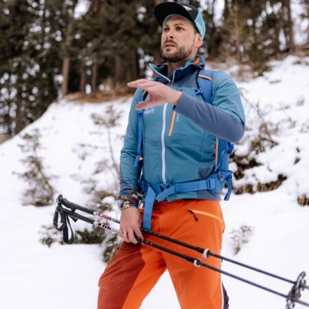 Il concierge escursionistico Christoph dell'hotel escursionistico Taurerwirt illustra le escursioni intorno al Großglockner e al Großvenediger.© Wanderhotel Taurerwirt Il concierge escursionistico Christoph dell'hotel escursionistico Taurerwirt illustra le escursioni intorno al Großglockner e al Großvenediger.© Wanderhotel Taurerwirt