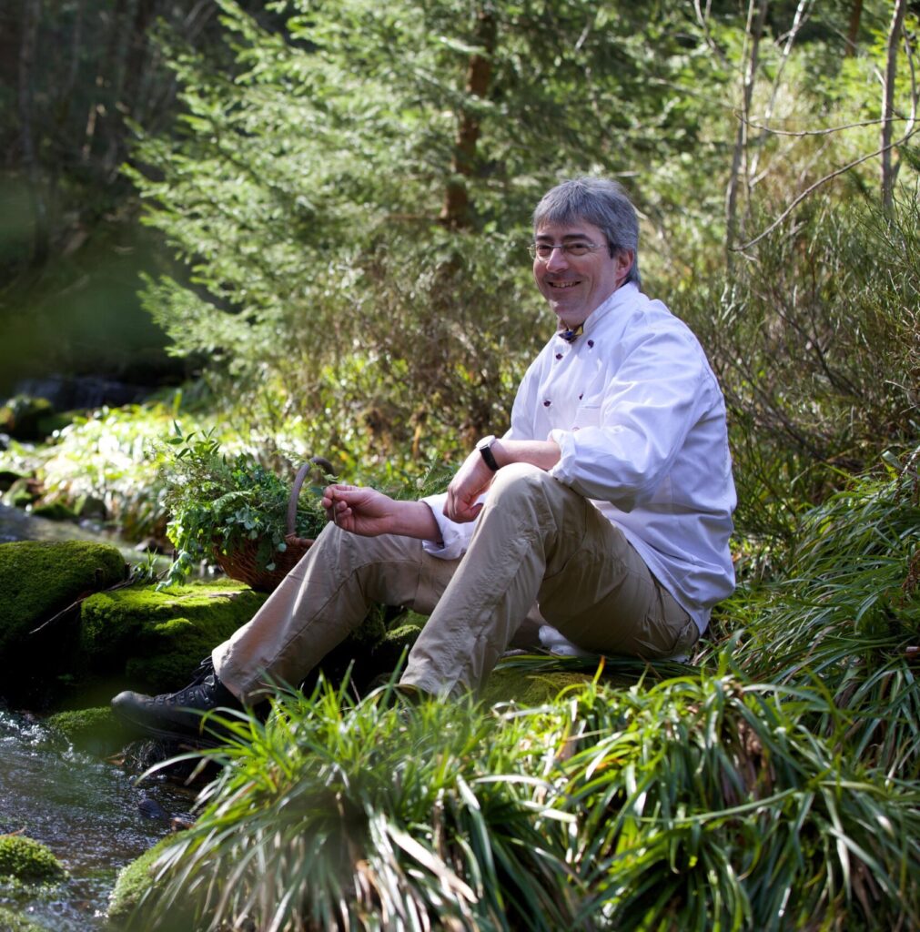 Friedrich del Wanderhotel Rosengarten non è solo una guida escursionistica certificata nella Foresta Nera, ma anche uno chef escursionista. Cucina per voi durante le escursioni guidate nella Foresta Nera.
