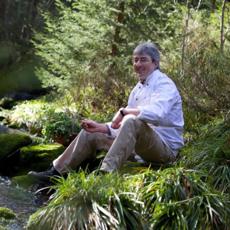 Friedrich del Wanderhotel Rosengarten non è solo una guida escursionistica certificata nella Foresta Nera, ma anche uno chef escursionista. Cucina per voi durante le escursioni guidate nella Foresta Nera.© Ulrike Klumpp