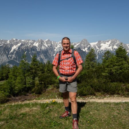 Herbert Kniewasser è il concierge del Wanderhotel Poppengut. Fornisce informazioni sulle escursioni a Hinterstoder.© Carolin Thiersch Herbert Kniewasser è il concierge del Wanderhotel Poppengut. Fornisce informazioni sulle escursioni a Hinterstoder.© Carolin Thiersch