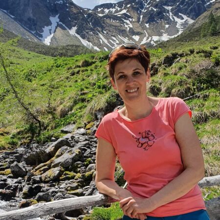 Karin consiglia, in qualità di concierge di hotel per escursionisti, escursioni nel Parco Nazionale degli Alti Tauri, escursioni a Matrei nel Tirolo Orientale e nella Valle della Virgen.© Naturhotel Outside