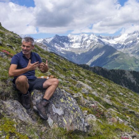 Stefan Fauster, albergatore e guida escursionistica presso l'hotel escursionistico Drumlerhof, offre escursioni guidate a Sand in Taufers e mostra i sentieri escursionistici nelle Alpi dello Stubai.© Udo Bernhart