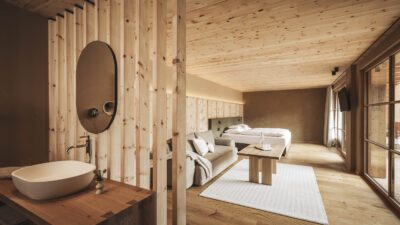 Le suite naturali del Naturhotel Lüsnerhof sono state create in armonia con la natura.© Hannes Niederkofler