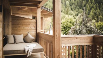 Dopo un'escursione avventurosa, è necessario rilassarsi. Un rifugio perfetto con vista panoramica vi aspetta sui balconi del Naturhotel Lüsnerhof.© Hannes Niederkofler