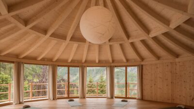 L'hotel per escursionisti Lüsnerhof è un ottimo hotel per lo yoga sulle Alpi, proprio nelle Dolomiti.© Tobas Kaser Photography