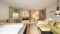 Le camere dell'hotel Jaufentalerhof sono moderne e arredate con molti mobili in legno.© Hannes Niederkofler
