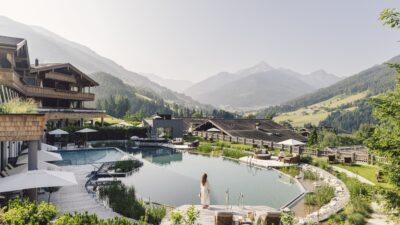 Il lago naturale balneabile dell’hotel escursionistico Böglerhof è ideale per una vacanza benessere in Austria.© Daniel Zangerl